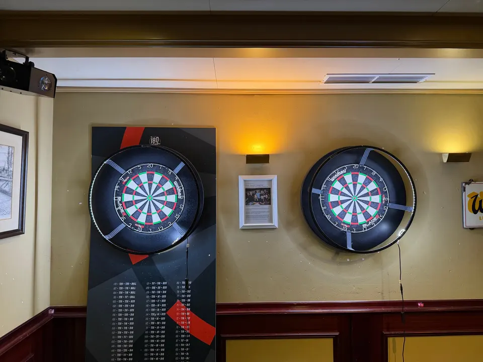 Twee dartborden aan de muur in De Uiver