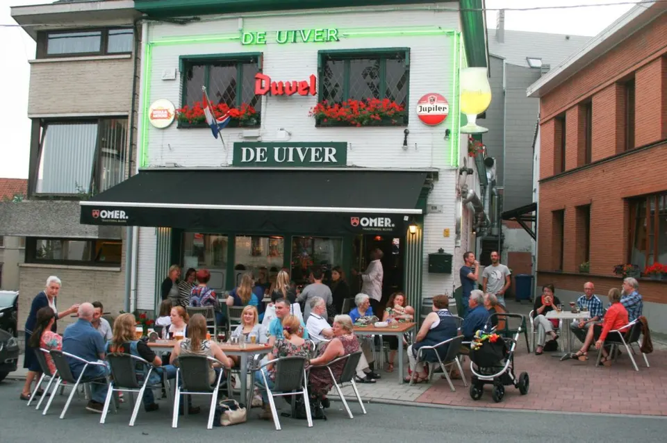Het terras van De Uiver aan het Kerkplein