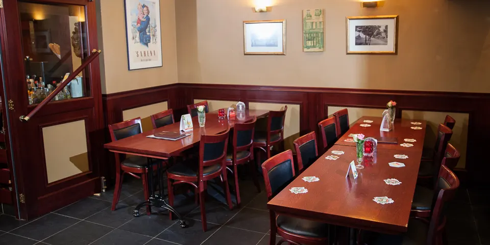 De zaal met gedekte tafels